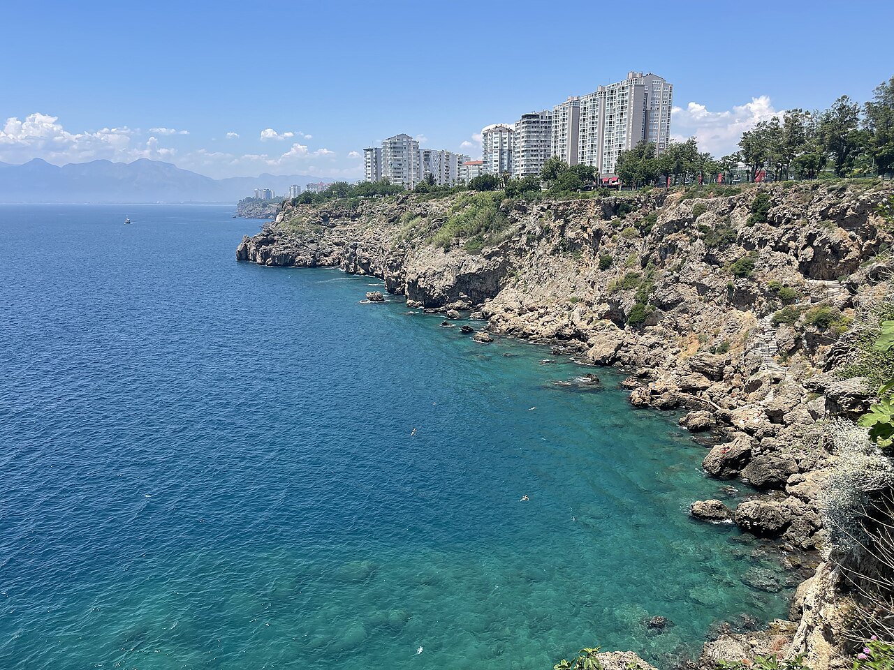 Скалистый берег Средиземного моря в Анталье