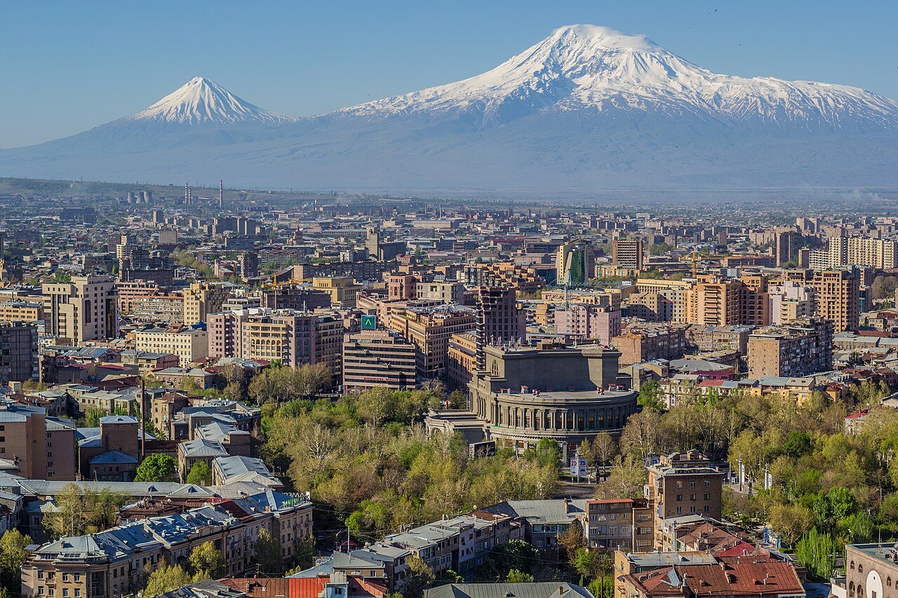 Гора Арарат над Ереваном