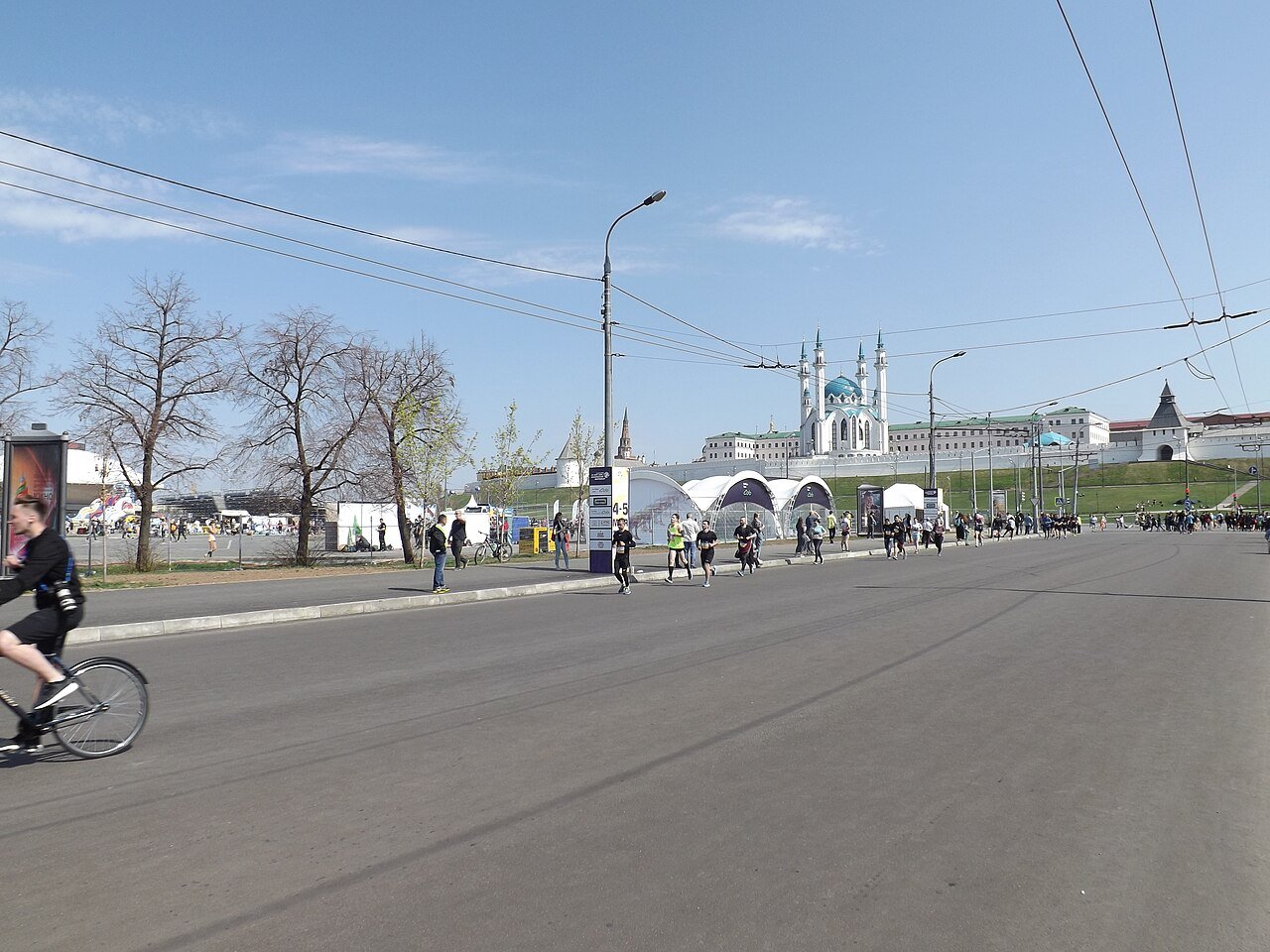 Казанский марафон 2019 у Кремля, вдали мечеть Кул-Шариф