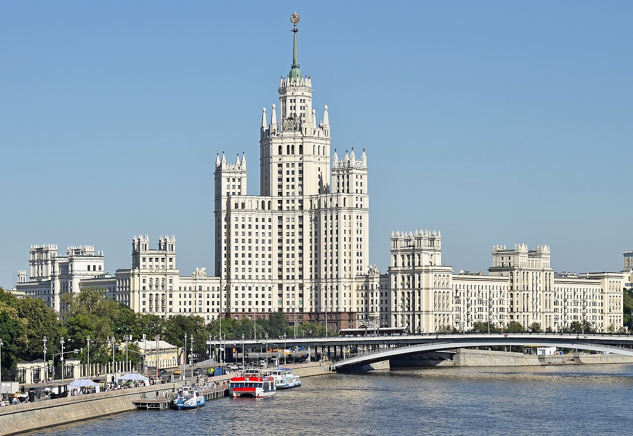 Котельническая набережная и высотка на Москве-реке