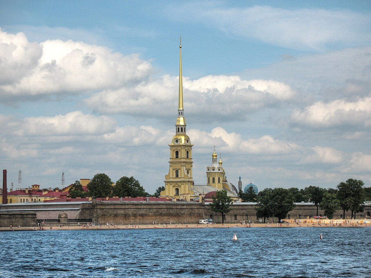 Петропавловская крепость и Нева в Санкт-Петербурге