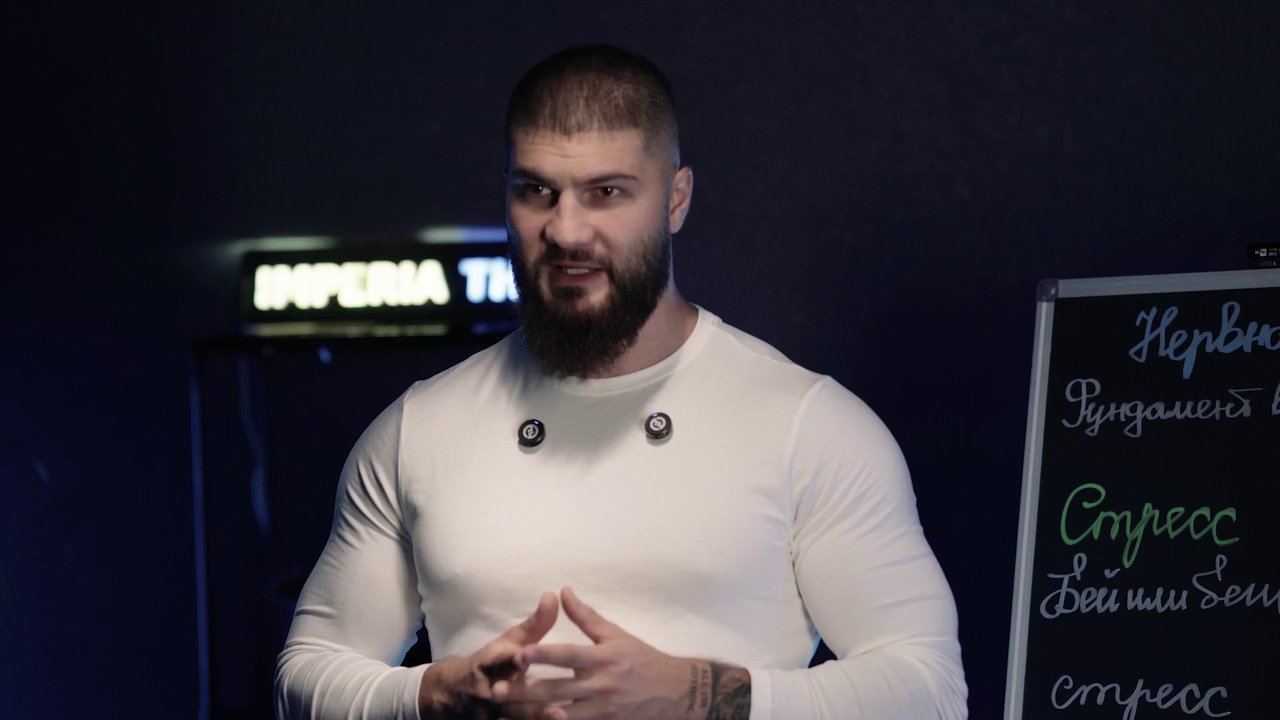 Арам Элбакян у доски с двумя режимами нервной системы