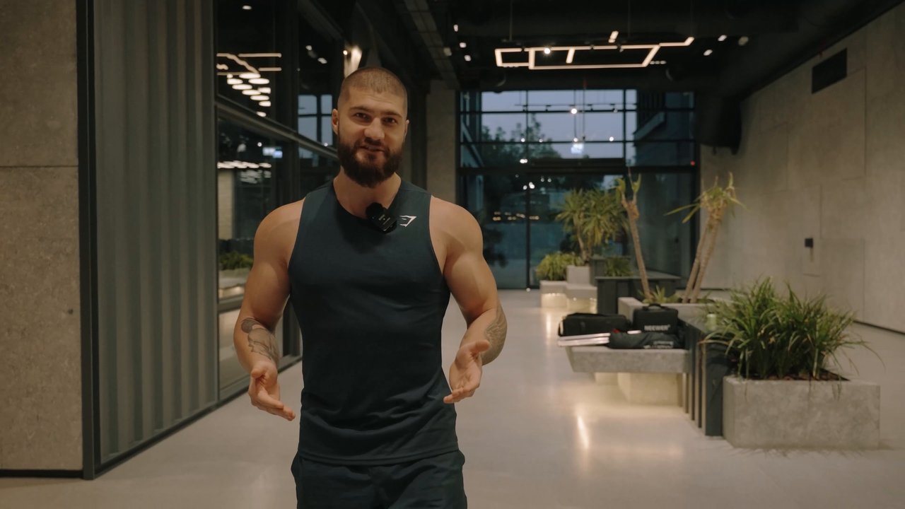 Арам Элбакян в зале Oxygen Gym в Дубае начинает тренировку