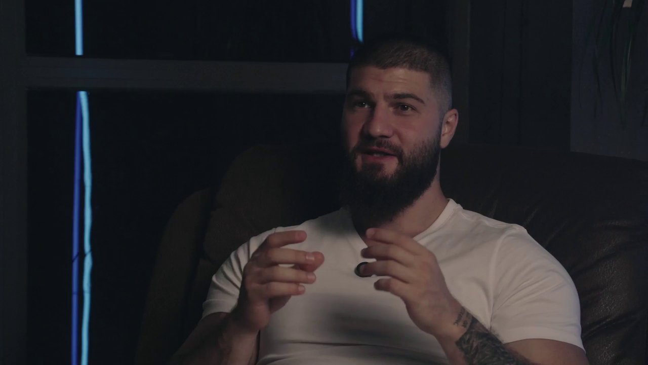 Арам Элбакян в кресле рассказывает, как разум ищет оправдания